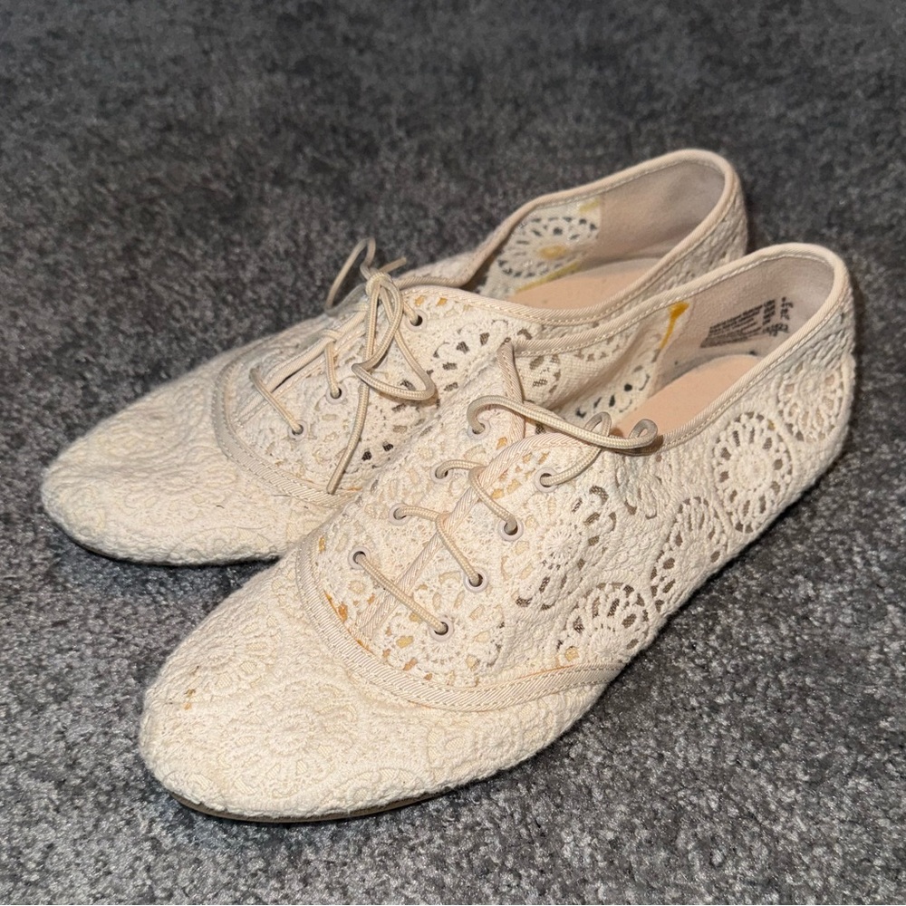 LOWER EAST SIDE Cream Lace Flats